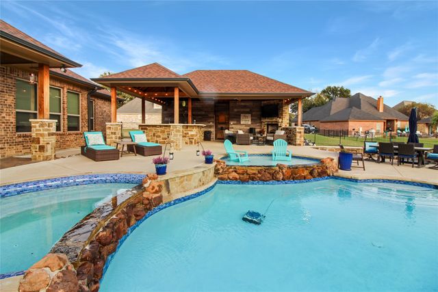 301 Cape Shore Drive, Mabank, TX 75143