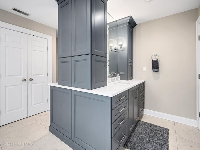 260 STONEGATE Road, Clarendon Hills, IL 60514