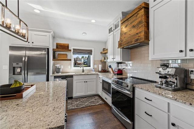 1213 SW Arborway Drive, Lee's Summit, MO 64082