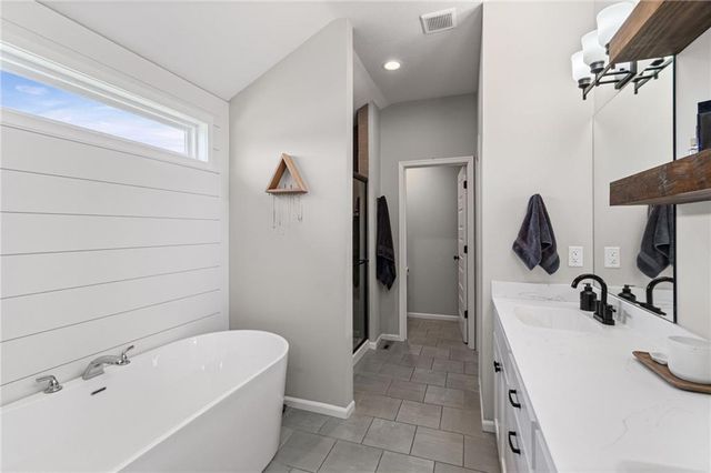 1213 SW Arborway Drive, Lee's Summit, MO 64082