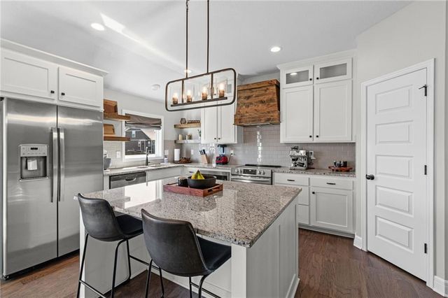 1213 SW Arborway Drive, Lee's Summit, MO 64082