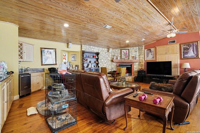 1010 Village Shore Dr, Canyon Lake, TX 78133