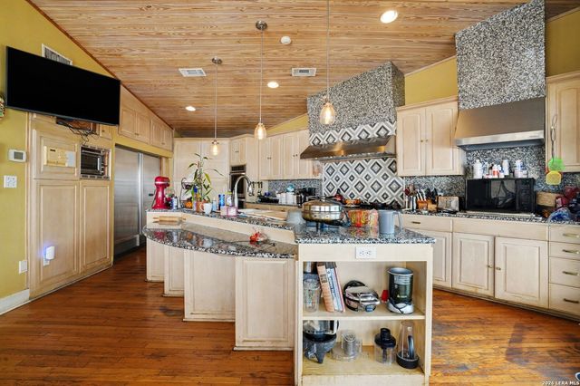 1010 Village Shore Dr, Canyon Lake, TX 78133