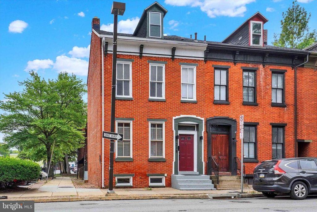 238 W PHILADELPHIA ST, York, PA 17401
