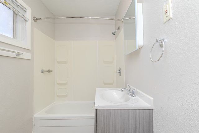 1241 E 17th Court, Des Moines, IA 50316