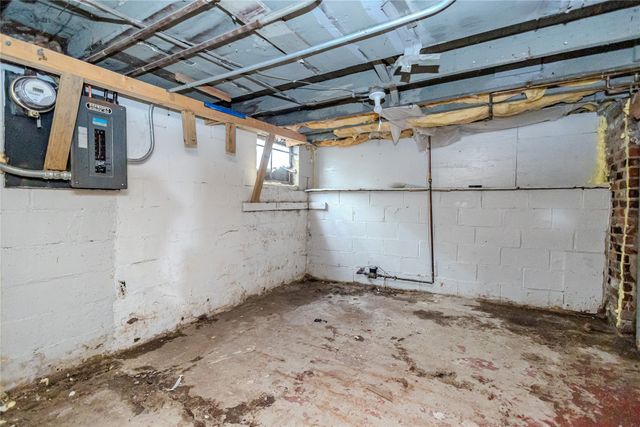 1241 E 17th Court, Des Moines, IA 50316