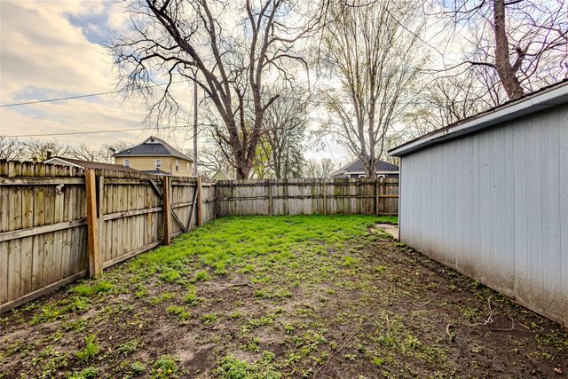 1241 E 17th Court, Des Moines, IA 50316