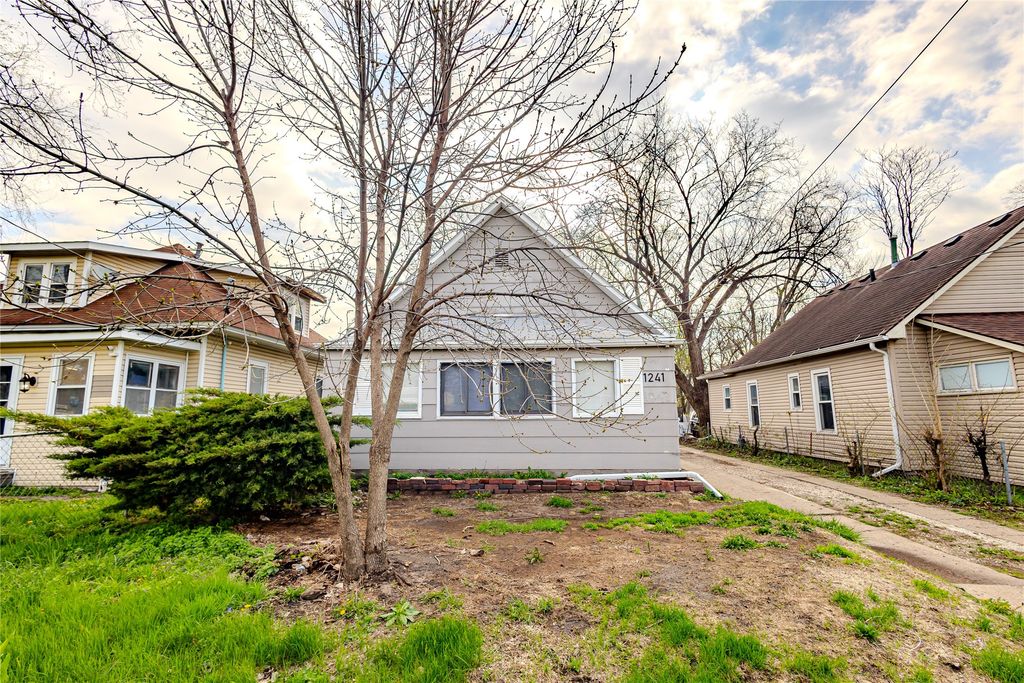1241 E 17th Court, Des Moines, IA 50316
