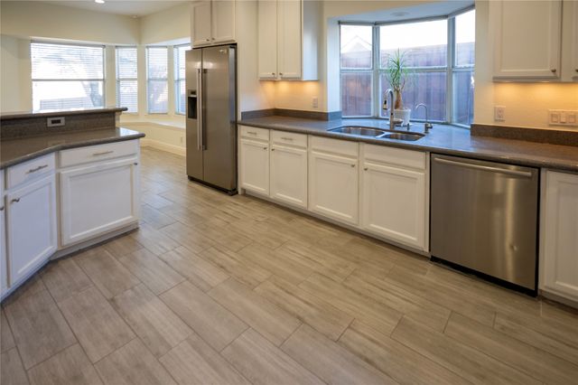 413 Ridge Meade Drive, Lewisville, TX 75067