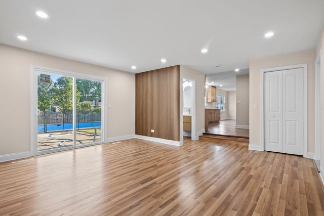 1813 E Wood Lane, Mount Prospect, IL 60056