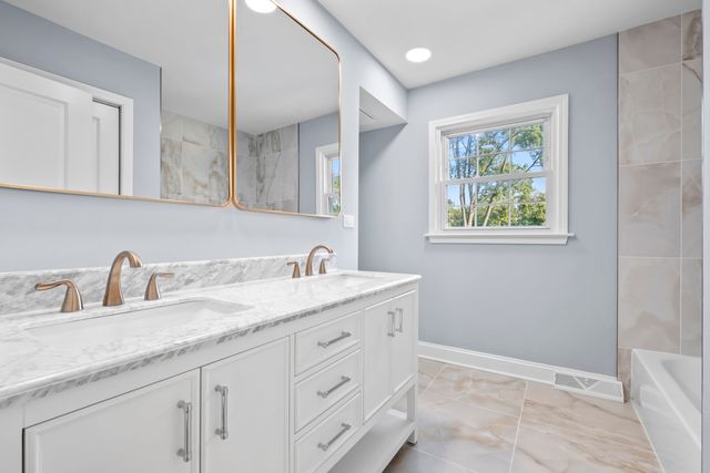 1813 E Wood Lane, Mount Prospect, IL 60056