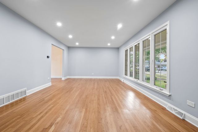 1813 E Wood Lane, Mount Prospect, IL 60056