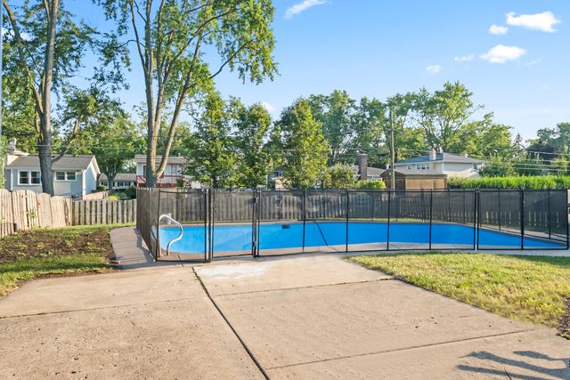 1813 E Wood Lane, Mount Prospect, IL 60056