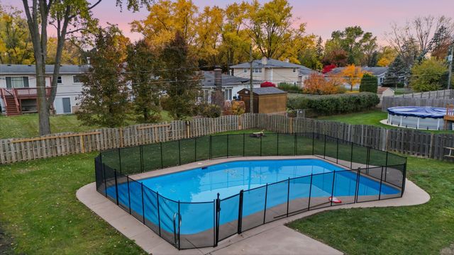 1813 E Wood Lane, Mount Prospect, IL 60056