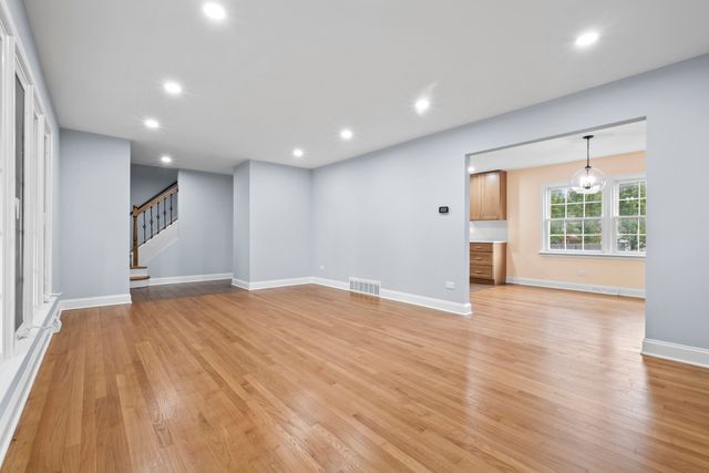 1813 E Wood Lane, Mount Prospect, IL 60056