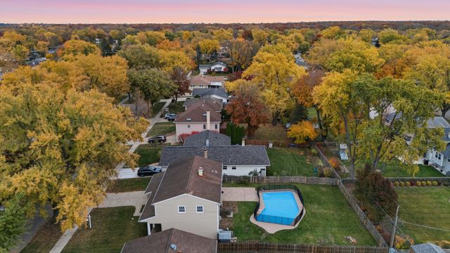 1813 E Wood Lane, Mount Prospect, IL 60056