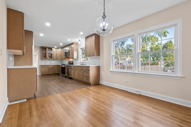 1813 E Wood Lane, Mount Prospect, IL 60056