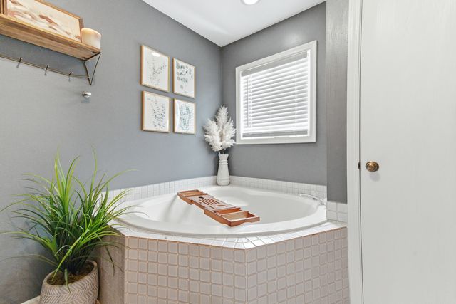 2001 Madison Avenue, Gurnee, IL 60031