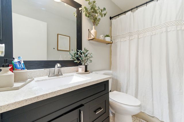 2001 Madison Avenue, Gurnee, IL 60031