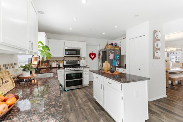 2001 Madison Avenue, Gurnee, IL 60031