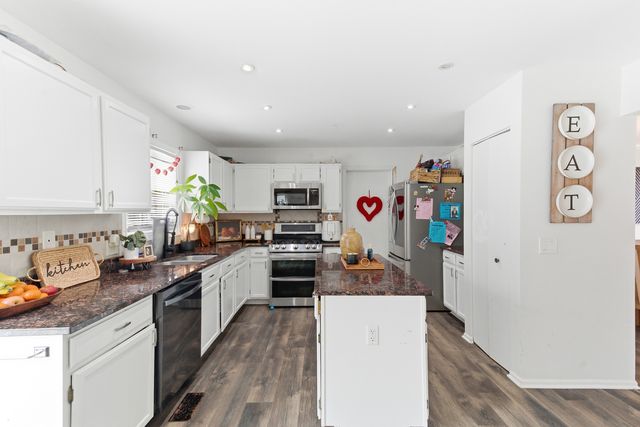 2001 Madison Avenue, Gurnee, IL 60031