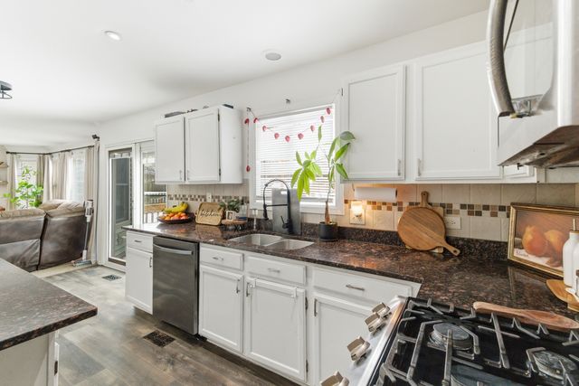 2001 Madison Avenue, Gurnee, IL 60031