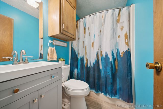 17786 S Santa Fe Street, Mounds, OK 74047