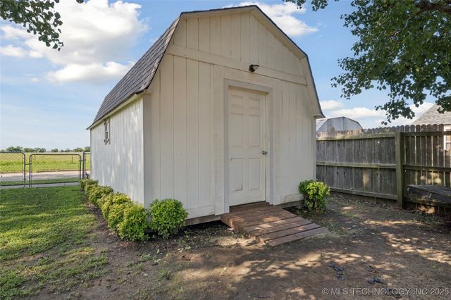 17786 S Santa Fe Street, Mounds, OK 74047