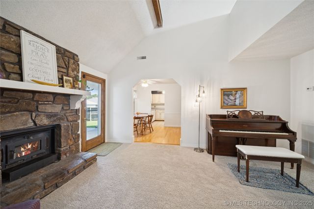 17786 S Santa Fe Street, Mounds, OK 74047