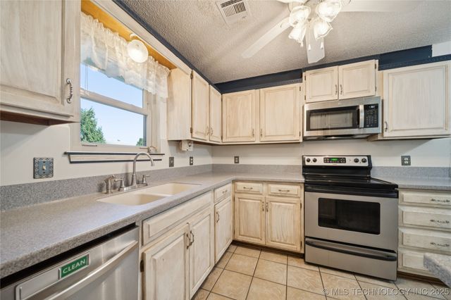 17786 S Santa Fe Street, Mounds, OK 74047