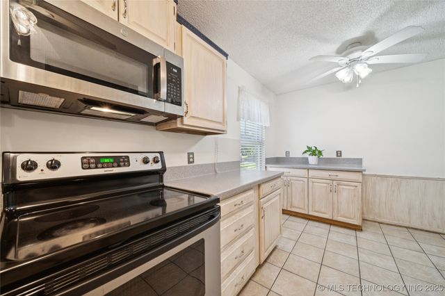 17786 S Santa Fe Street, Mounds, OK 74047
