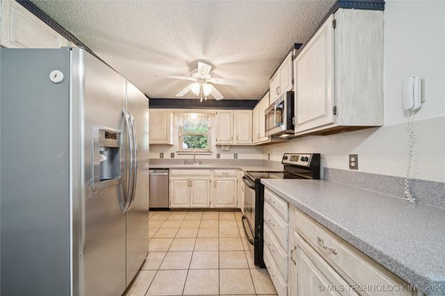 17786 S Santa Fe Street, Mounds, OK 74047