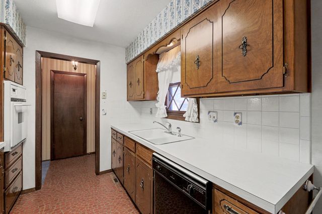 134 S Dexter Ave, Valley Center, KS 67147