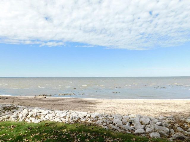 2829 EAST SHORE DRIVE, Green Bay, WI 54302