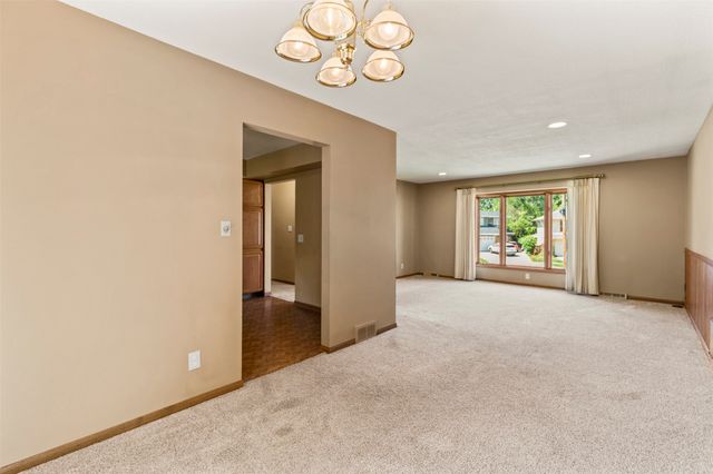 1503 N 5th Avenue E, Newton, IA 50208