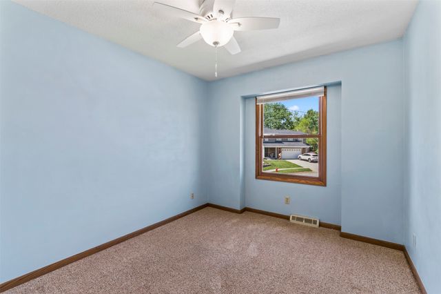 1503 N 5th Avenue E, Newton, IA 50208
