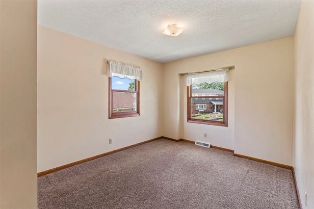 1503 N 5th Avenue E, Newton, IA 50208
