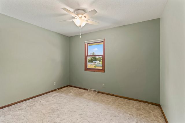 1503 N 5th Avenue E, Newton, IA 50208
