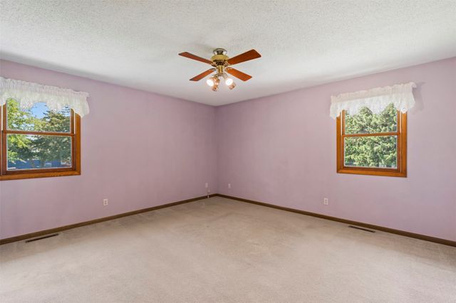 1503 N 5th Avenue E, Newton, IA 50208
