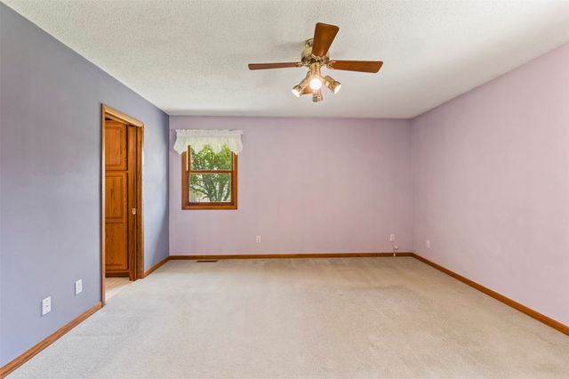 1503 N 5th Avenue E, Newton, IA 50208
