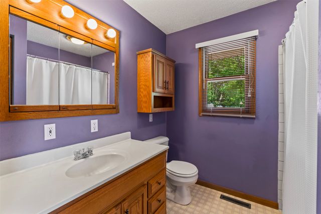 1503 N 5th Avenue E, Newton, IA 50208