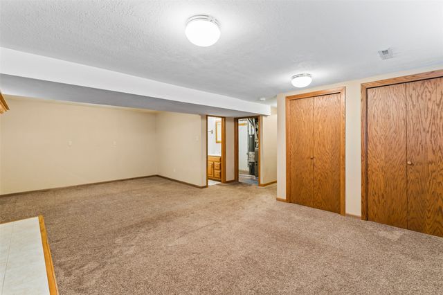 1503 N 5th Avenue E, Newton, IA 50208