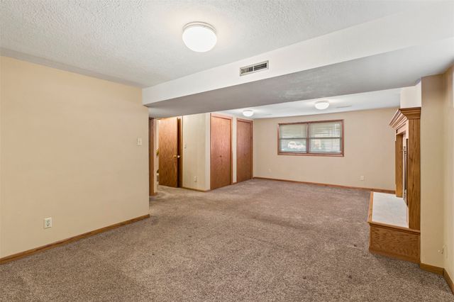 1503 N 5th Avenue E, Newton, IA 50208