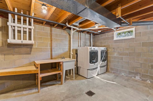 1503 N 5th Avenue E, Newton, IA 50208