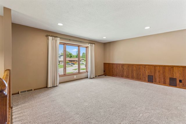 1503 N 5th Avenue E, Newton, IA 50208