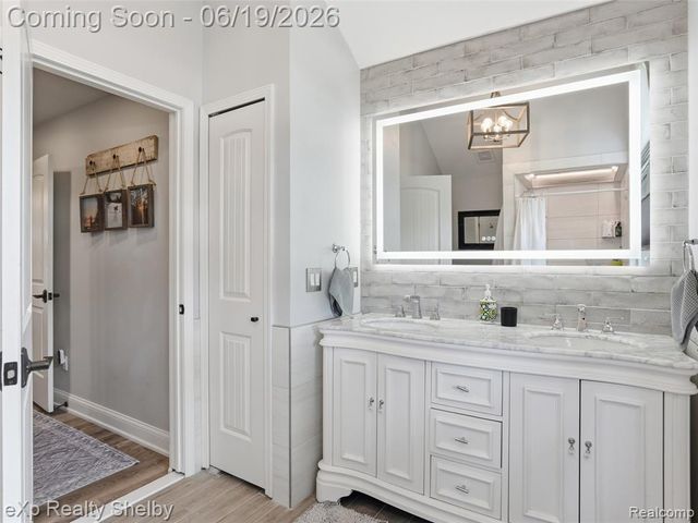 11127 Minnfrank Drive, Utica, MI 48316