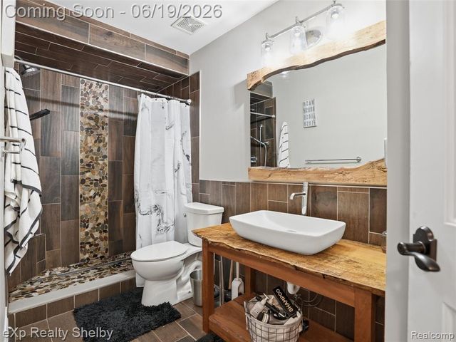 11127 Minnfrank Drive, Utica, MI 48316