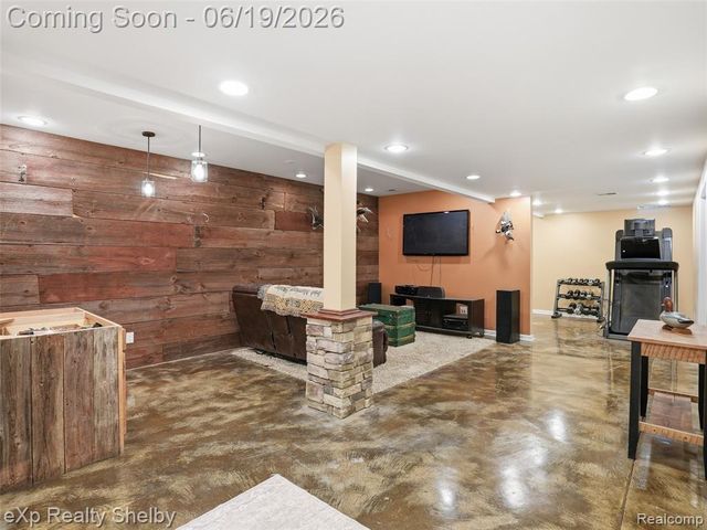 11127 Minnfrank Drive, Utica, MI 48316