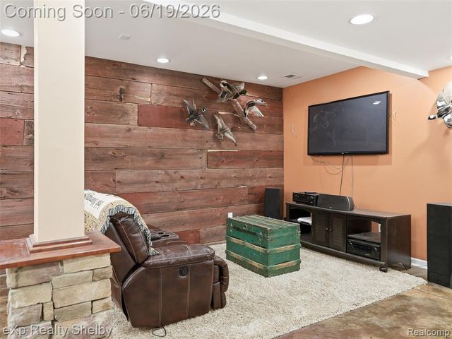 11127 Minnfrank Drive, Utica, MI 48316