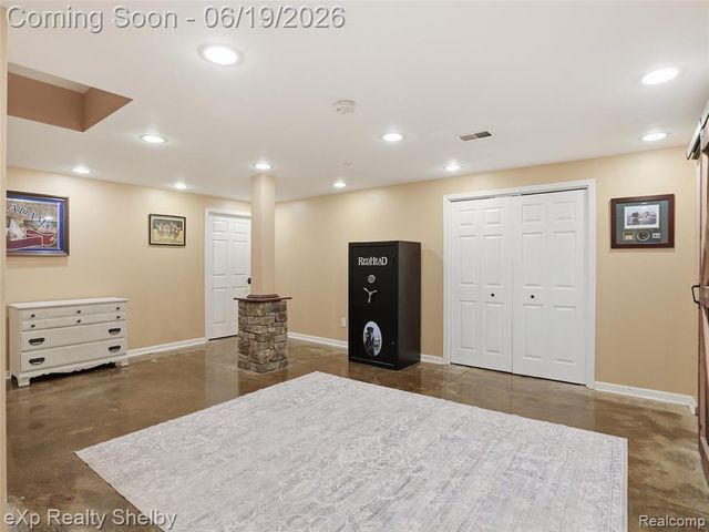 11127 Minnfrank Drive, Utica, MI 48316
